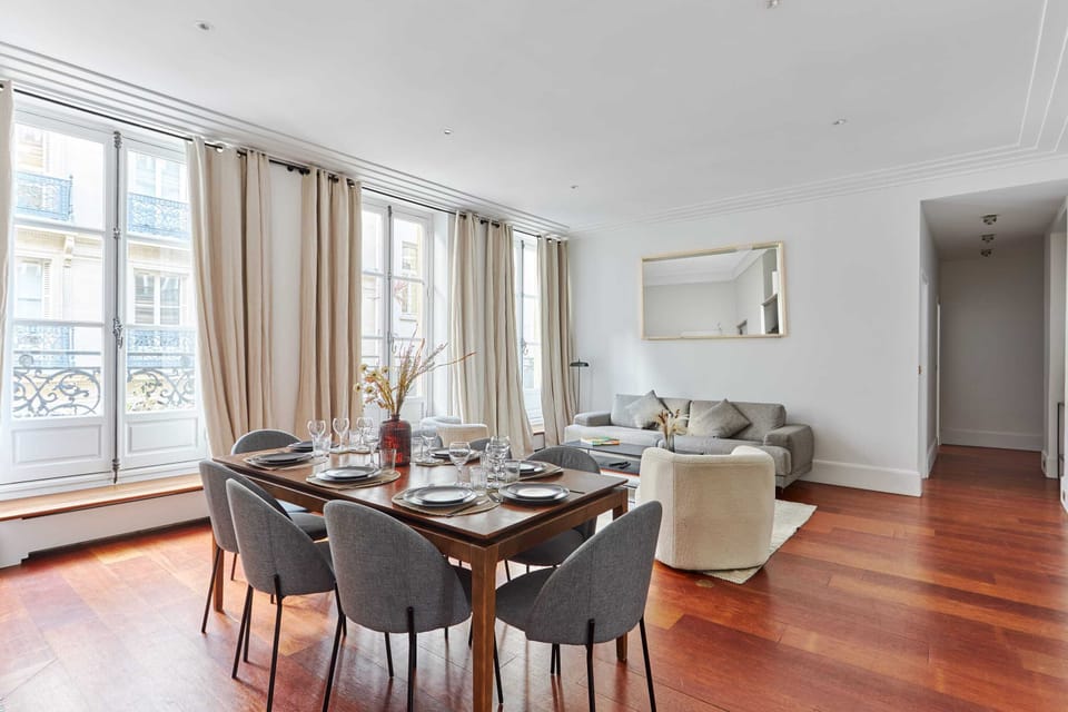 Magnifique salon avec canapé-lit, table et chaises (pour 8 personnes)