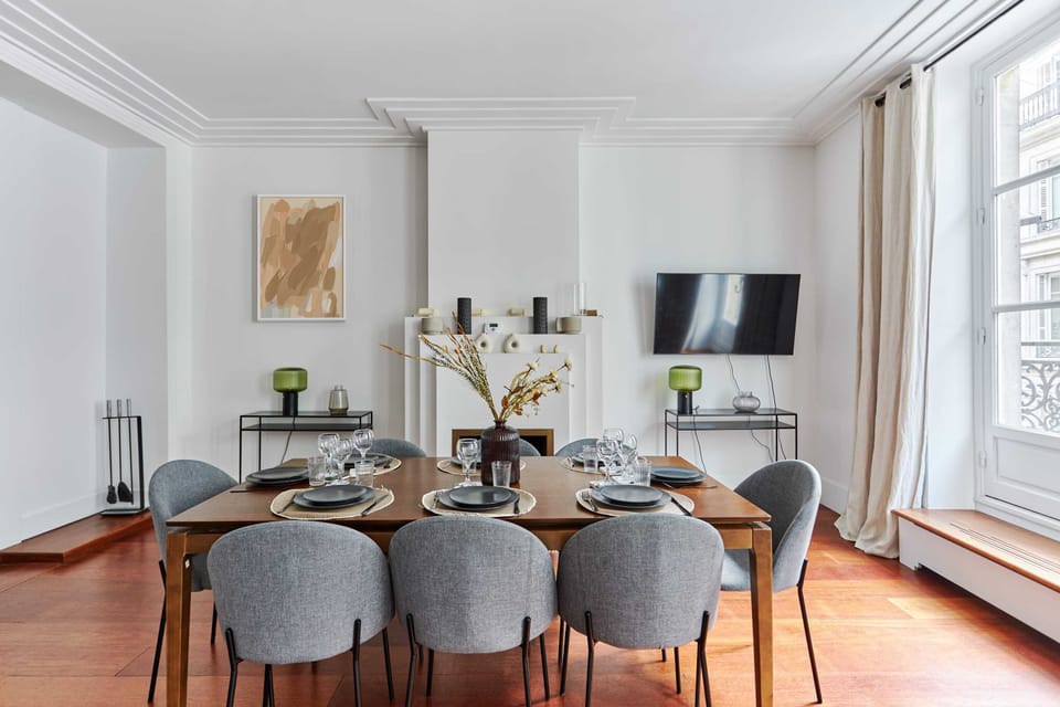 Magnifique salon avec canapé-lit, table et chaises (pour 8 personnes)