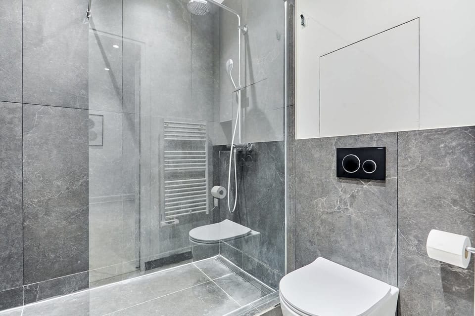 Salle de bain complète avec douche et toilette