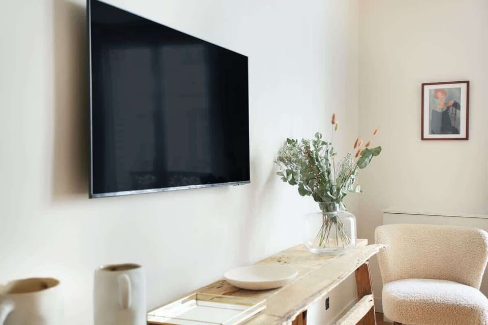 Chambre 1 avec salle de douchait WC et télévision