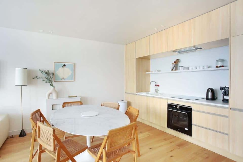 Cuisine américaine entièrement équipée avec table à manger