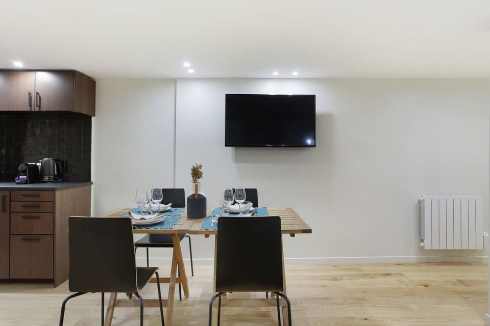 Coin repas pour 6 personnes avec cuisine