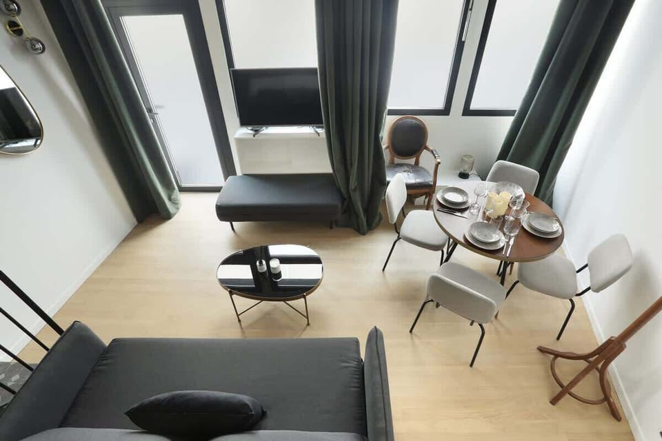 salon avec télévision et coin repas