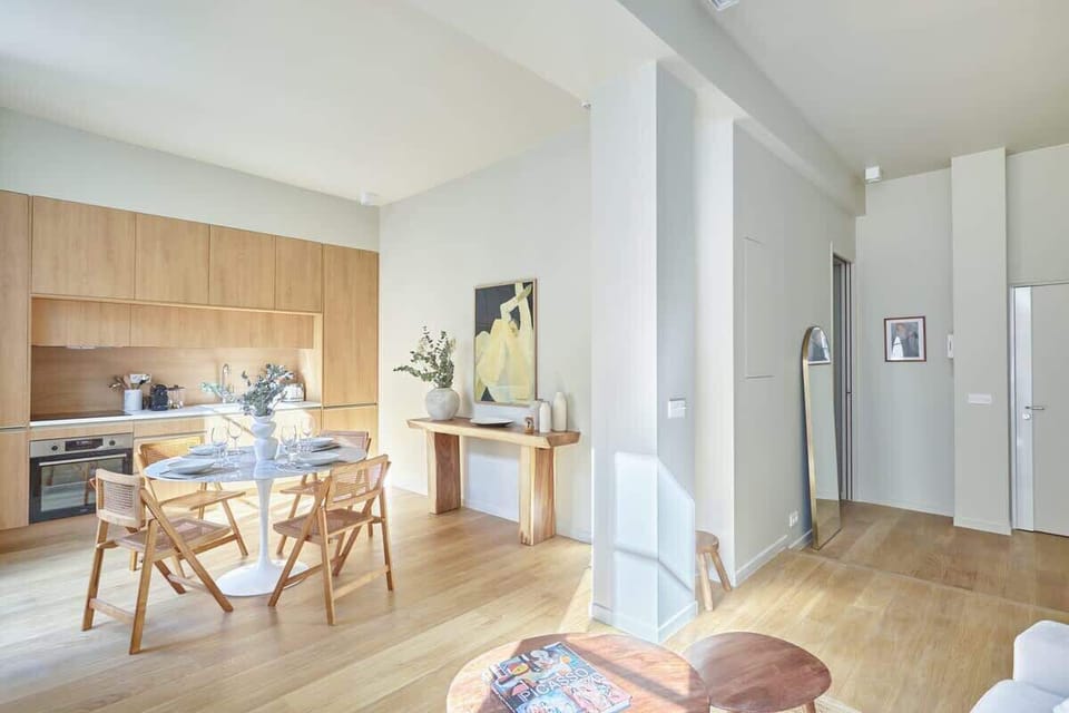 Cuisine américaine équipée et salle à manger