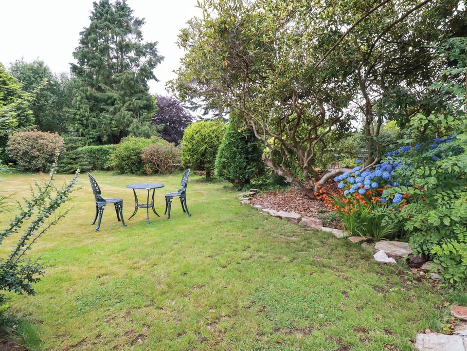 Cottage | Property grounds