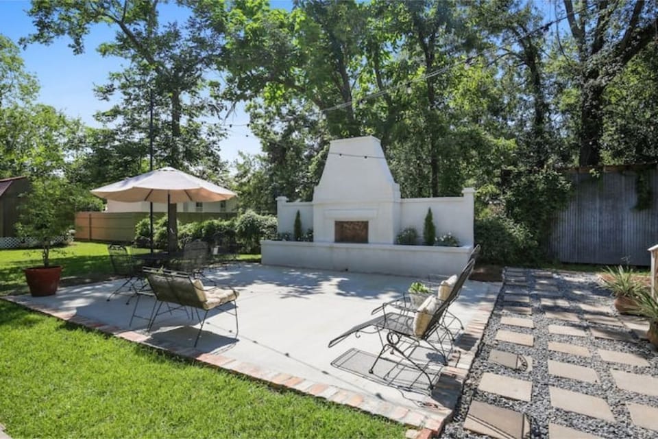 Back Patio- *** NOTE this is NOT a Fireplace.  It is a privacy wall .