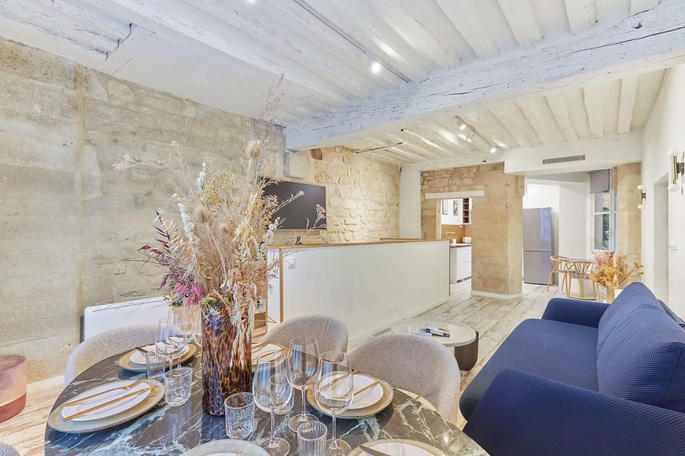 Salon avec table à manger et canapé lit