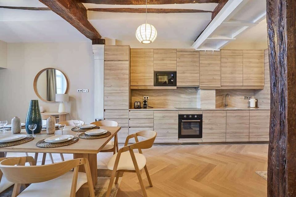 cuisine entièrement équipée avec salle à manger et salon