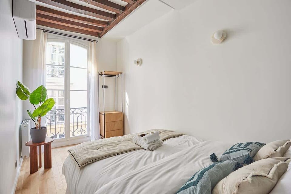 Chambre 2 avec sa salle de bain