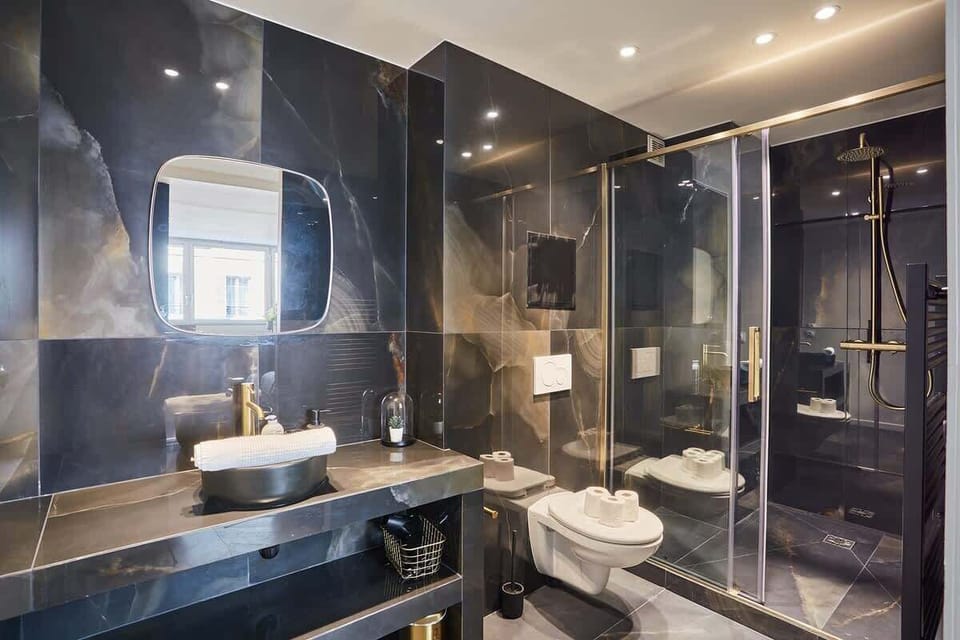 Salle de bain avec douche et toilette