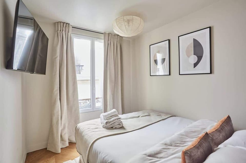 Chambre avec lit double 160 cm et télévision