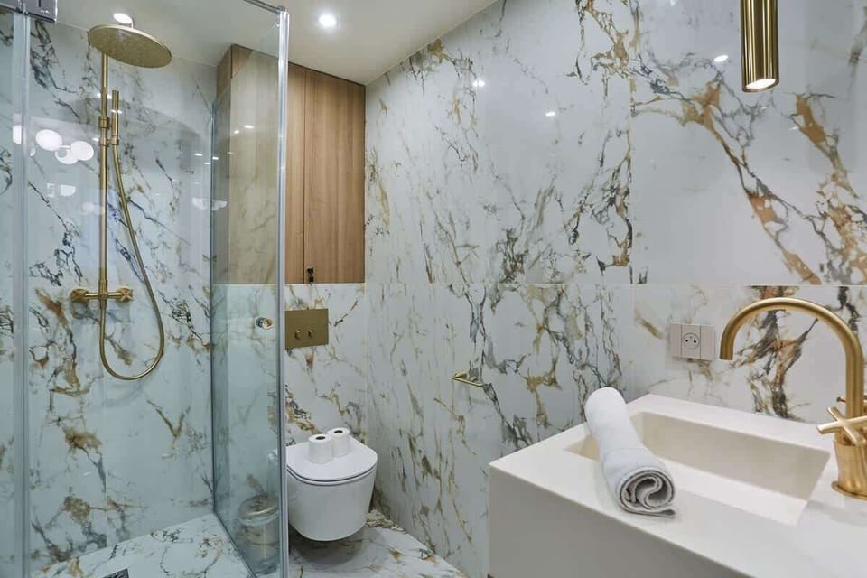 Salle de bain complète avec douche et toilette