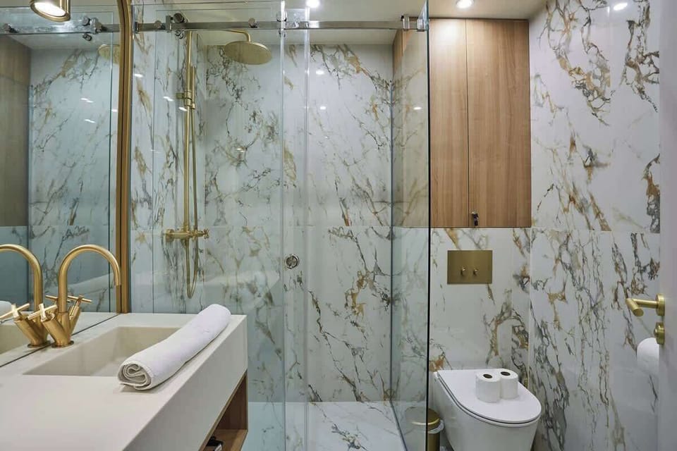 Salle de bain avec toilette