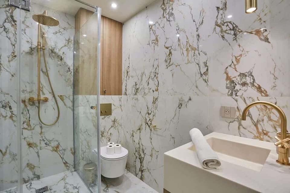 Salle de bain avec toilette