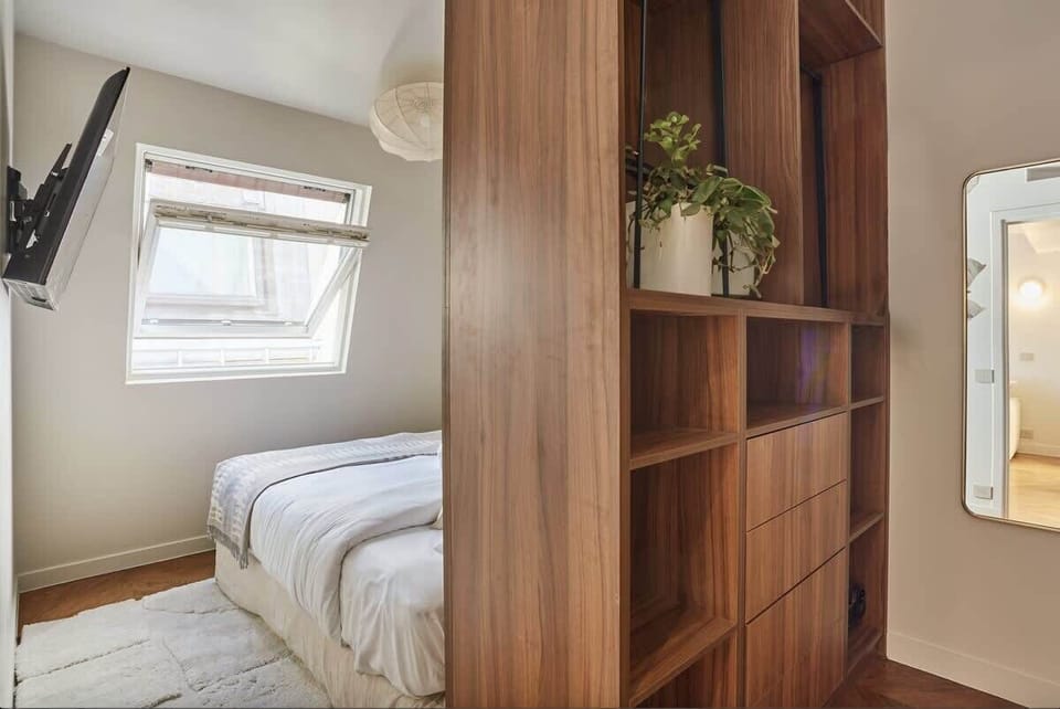 Chambre avec lit double 160 cm et télévision