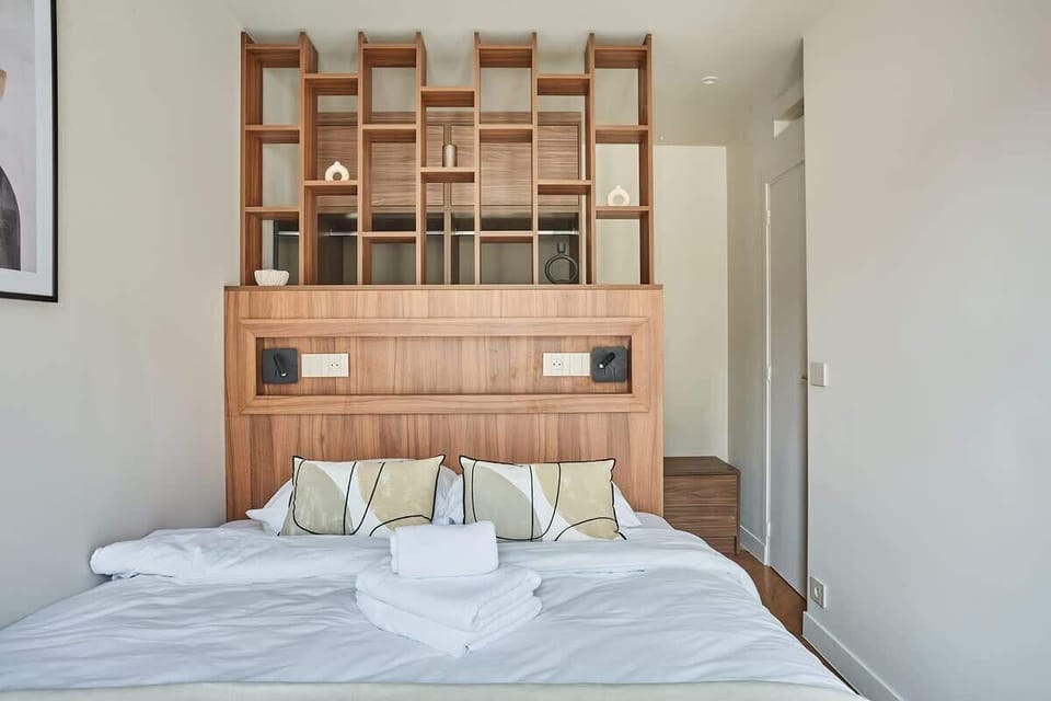Chambre avec lit double 160 cm et télévision