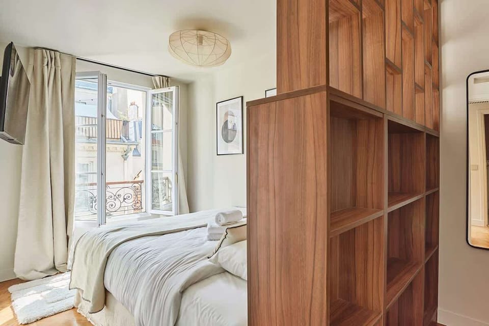 Chambre avec lit double 160 cm et télévision