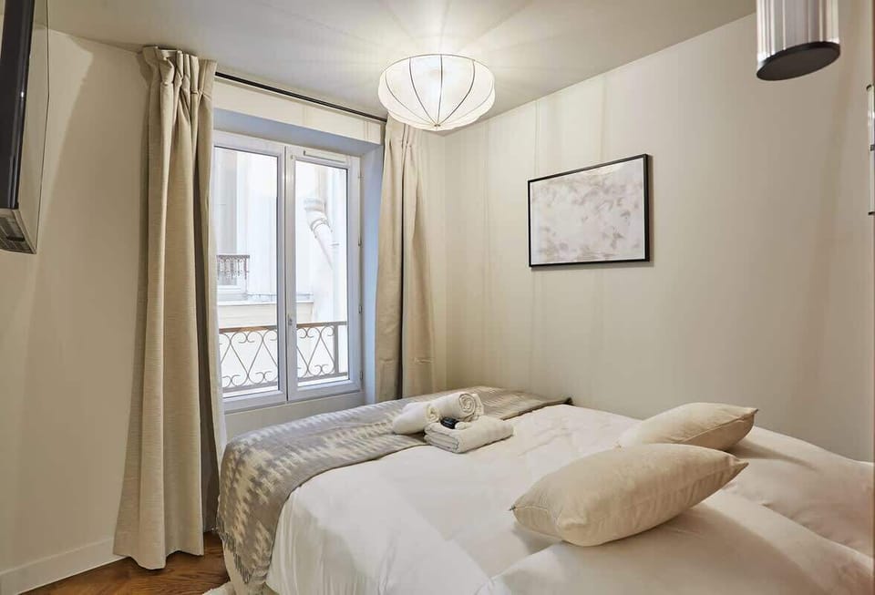 Chambre avec lit double 160 cm et télévision
