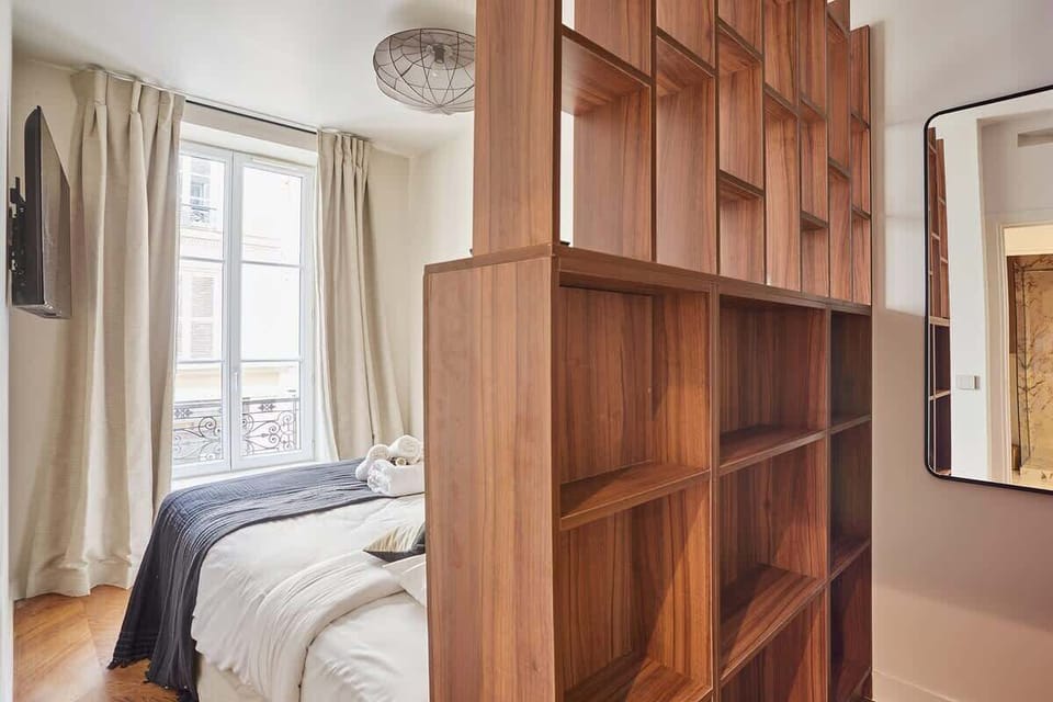 Chambre avec lit double 160 cm et télévision