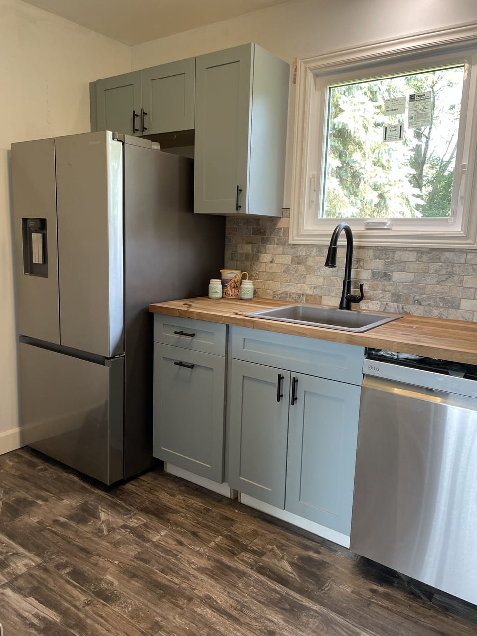 New kitchen w/ stainless steel appliances, filtered water, stone backsplash.