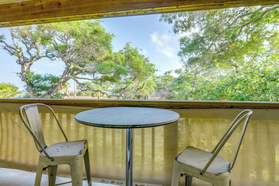 Balcony | Outdoor Seating & Dining