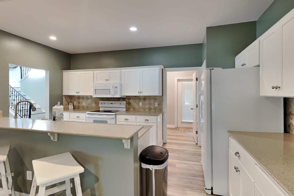 House, Multiple Beds, Pool Access, Pool View | Private kitchen | Fridge, microwave, oven, stovetop