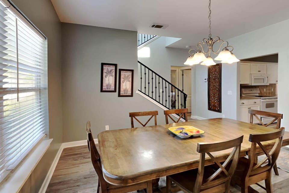 House, Multiple Beds, Pool Access, Pool View | Dining