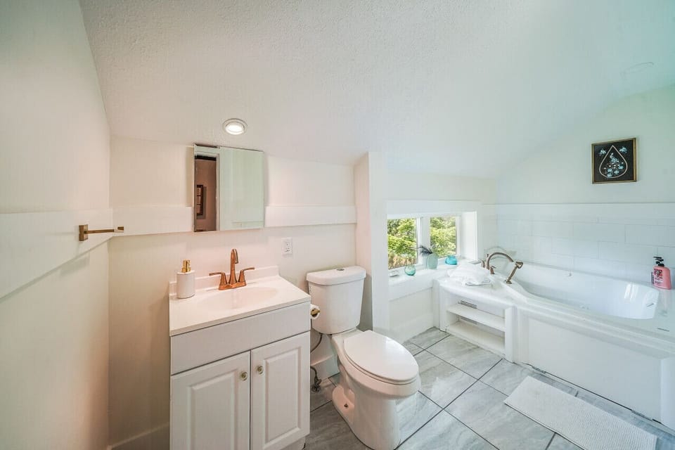 Upstairs Full Bath with Jetted Tub