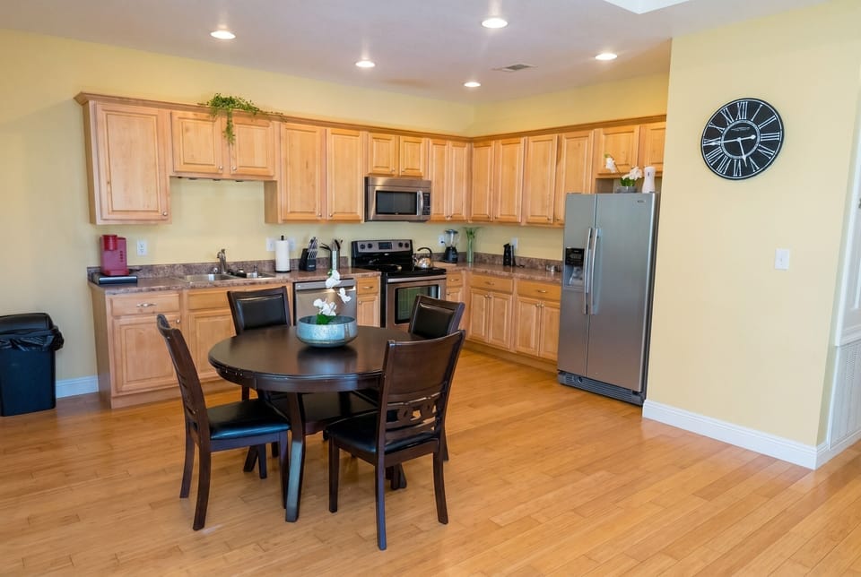 Bright full kitchen with dining for 4 and stainless steel appliances