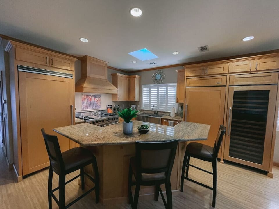 Breakfast Bar off of kitchen island