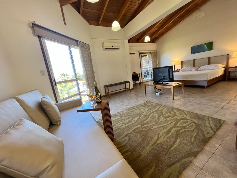 Executive Suite | Premium bedding, minibar, in-room safe, desk