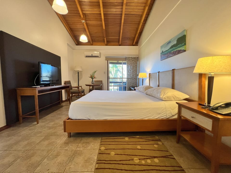 Executive Suite | Premium bedding, minibar, in-room safe, desk