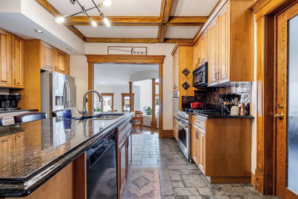 Premium Suite | Private kitchen | Paper towels