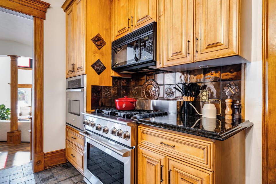 Premium Suite | Private kitchen | Paper towels