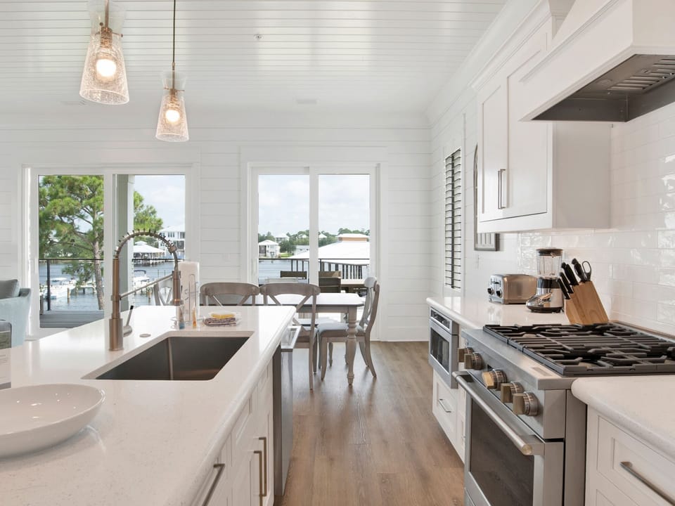 House, Multiple Beds, Patio, Pool View | Private kitchen | Fridge, microwave, oven, stovetop