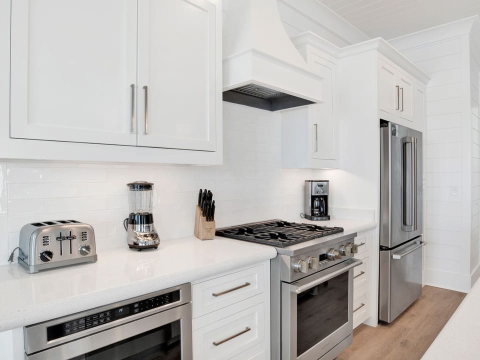 House, Multiple Beds, Patio, Pool View | Private kitchen | Fridge, microwave, oven, stovetop