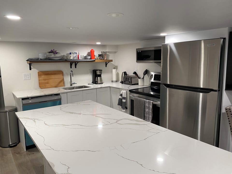 Stainless Steel Appliances, granite counter! Built in Dishwasher and Microwave!