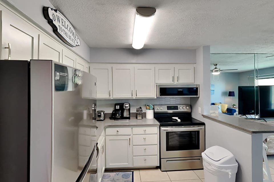 Condo, 1 King Bed with Sofa bed, Balcony | Private kitchen | Fridge, microwave, oven, stovetop