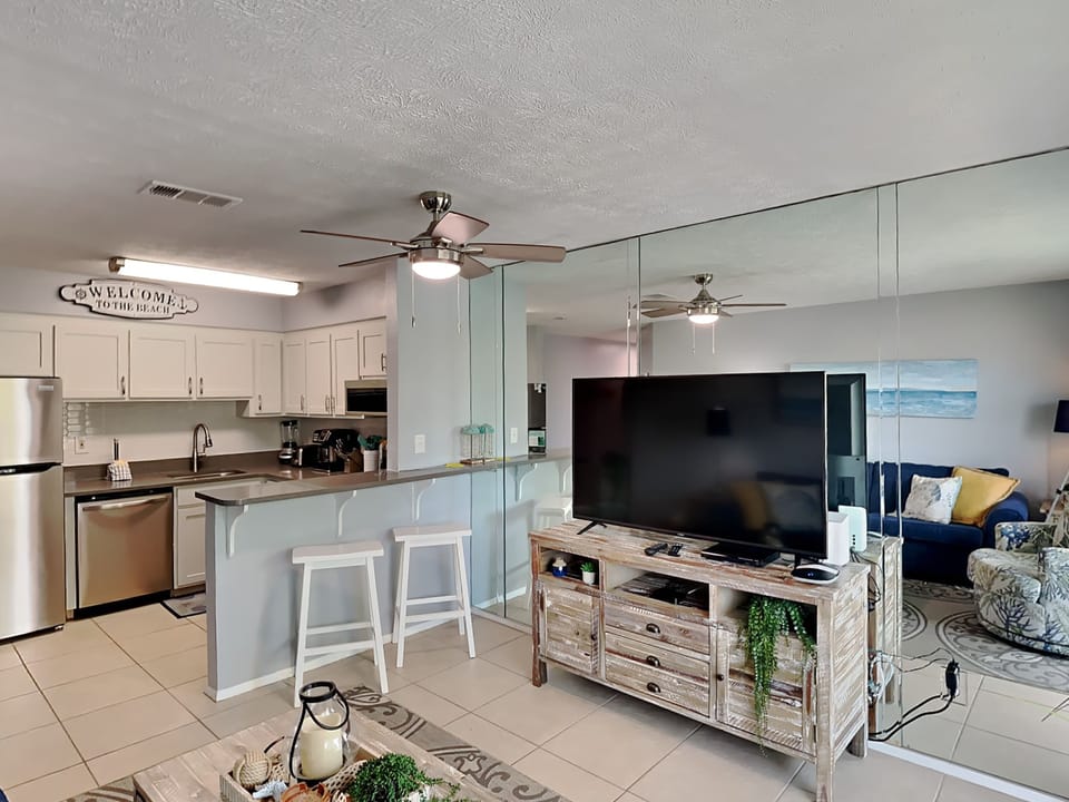 Condo, 1 King Bed with Sofa bed, Balcony | Private kitchen | Fridge, microwave, oven, stovetop