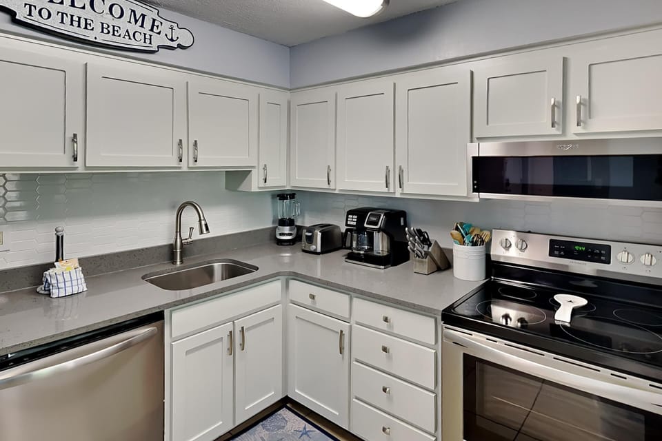 Condo, 1 King Bed with Sofa bed, Balcony | Private kitchen | Fridge, microwave, oven, stovetop