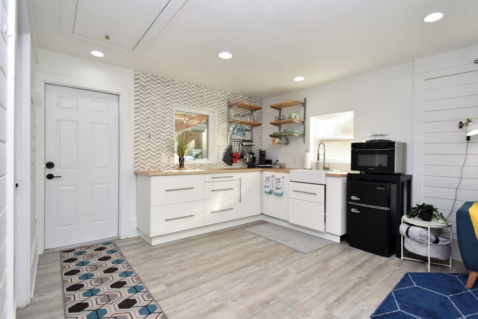 Kitchenette w/ 2 burner cooktop, convection microwave, mini-fridge & dishwasher.
