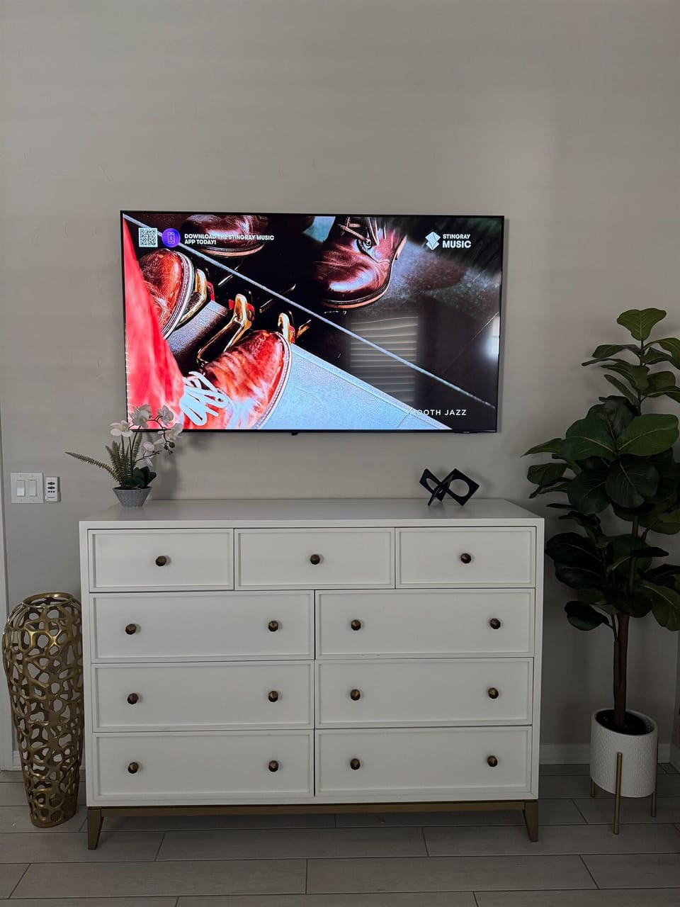 Lots of drawer space in the King en suite. Walk in closet too. 55 inch Samsung  Smart TV, voice activated remote control.