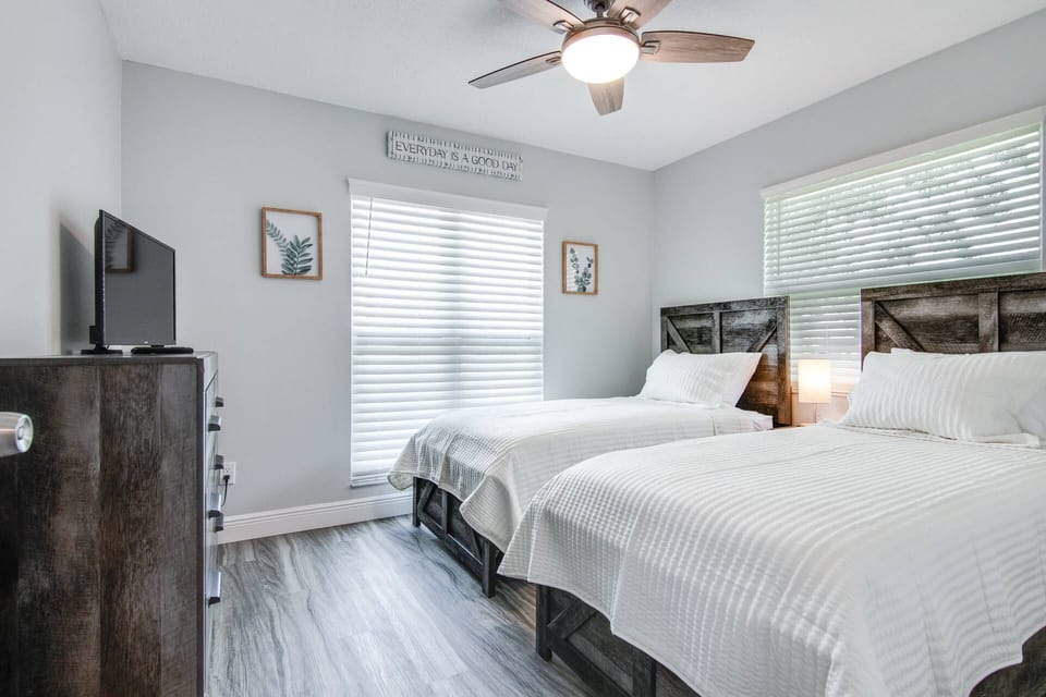 Twin bedroom with 32" Samsung Smart TV!