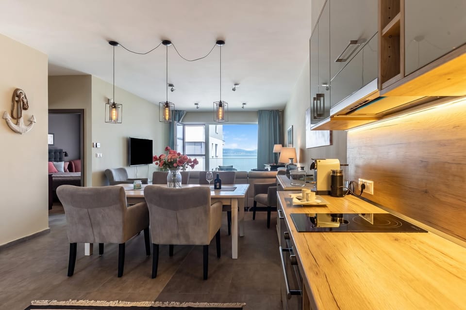 Family Apartment, 2 Bedrooms, Balcony, Lakeside (Lake Side Luxury-Steps To The Lake) | Private kitchen