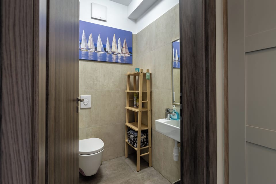 Lake Side Luxury – Steps to the Lake Lela Apartment in Hungary