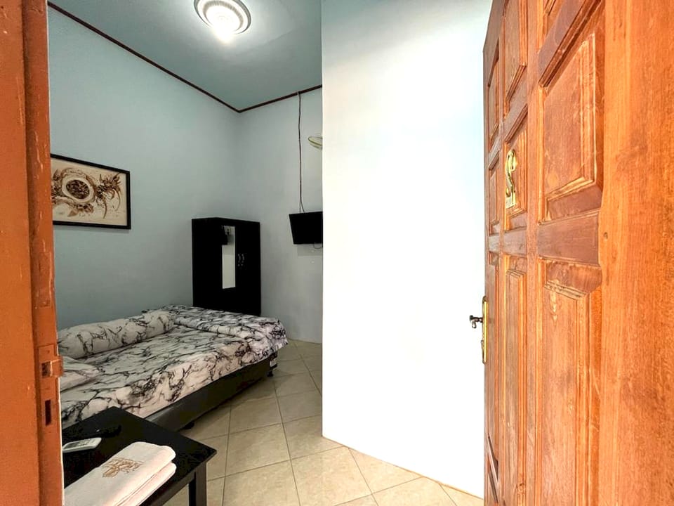 Deluxe Studio | Desk, laptop workspace, free WiFi, bed sheets