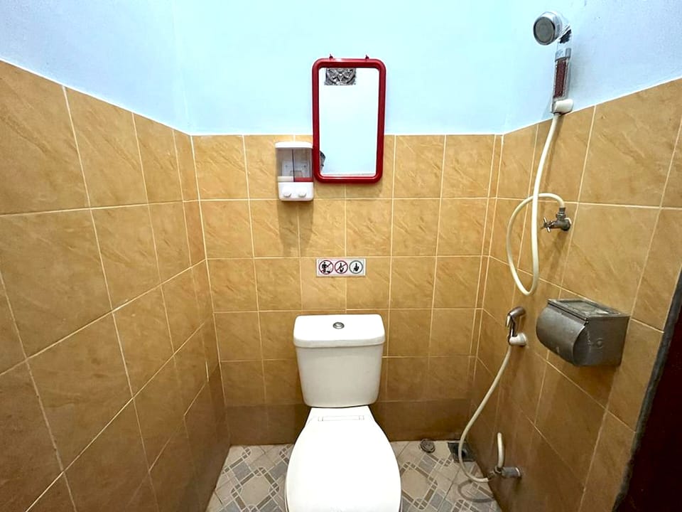 Deluxe Studio | Bathroom | Shower, towels, soap, toilet paper