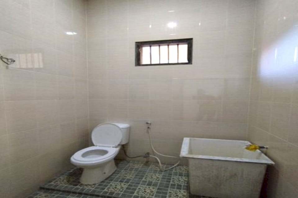 Basic Single Room | Bathroom | Shower, towels