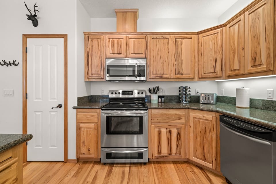 Fully stocked kitchen and ready for entertaining. 