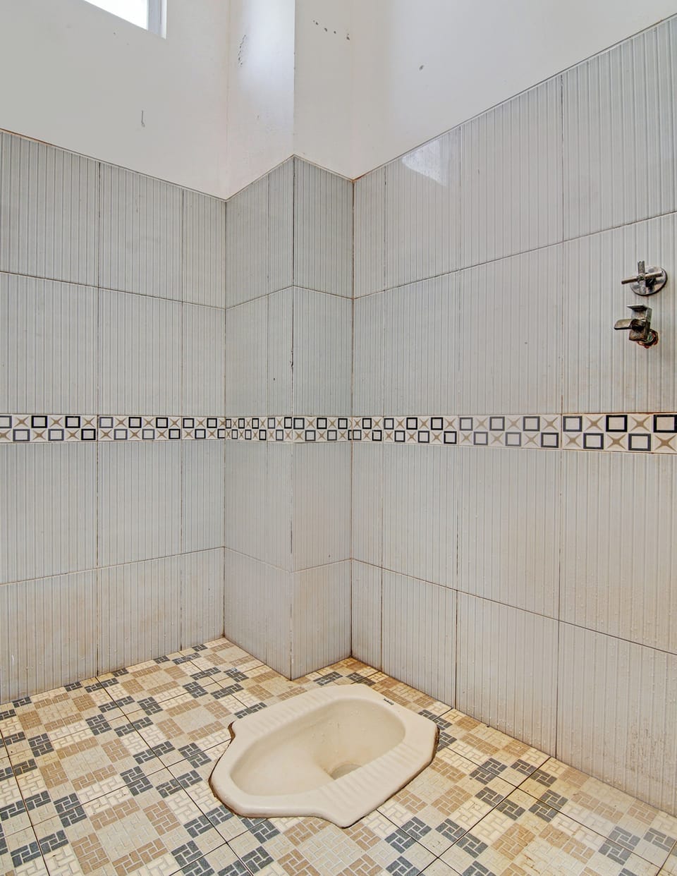Basic Double Room | Bathroom | Shower, towels